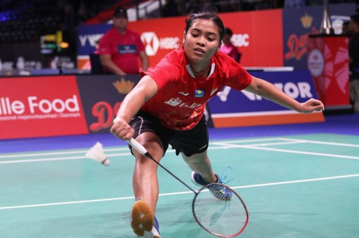 Pebulu tangkis tunggal putri Indonesia, Gregoria Mariska Tunjung, mengembalikan kok ke arah Chen Xiaoxin (China) pada babak pertama Denmark Open 2018 di Odense Sports Park, Selasa (16/10/2018).