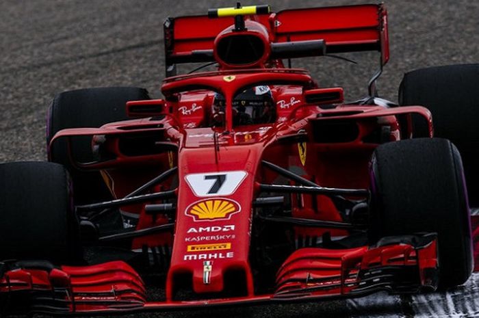 Pebalap Ferrari, Kimi Raikkonen, saat tampil pada sesi latihan F1 GP China yang berlangsung pada Jumat (13/4/2018).