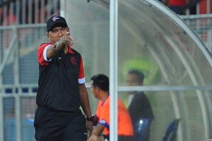 Pelatih T-Team FC, Rahmad Darmawan saat mendampingi timnya menjamu Sarawak FA pada laga perdana Liga Super Malaysia 2017 di Stadion Sultan Ismail Nasirudin Shah, Kuala Terengganu, Sabtu (22/1/2017) malam. 