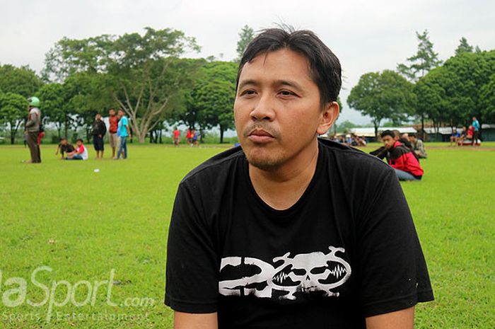 Sudarmaji, Media Officer Arema FC, menjawab pertanyaan wartawan saat Arema FC menjalani latihan bers