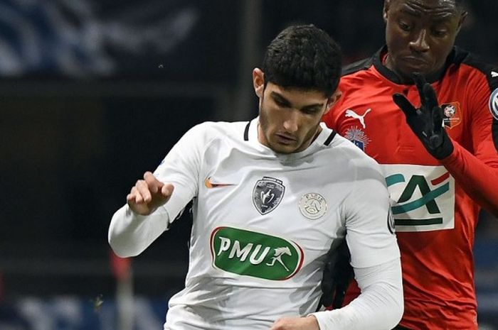 Striker Paris Saint-Germain, Goncalo Guedes (kiri), berupaya mempertahankan bola dari gangguan striker Rennes, James Edward Lea Siliki , dalam laga Piala Prancis di Stadion Roahzon Park, Rennes, pada 1 Februari 2017.