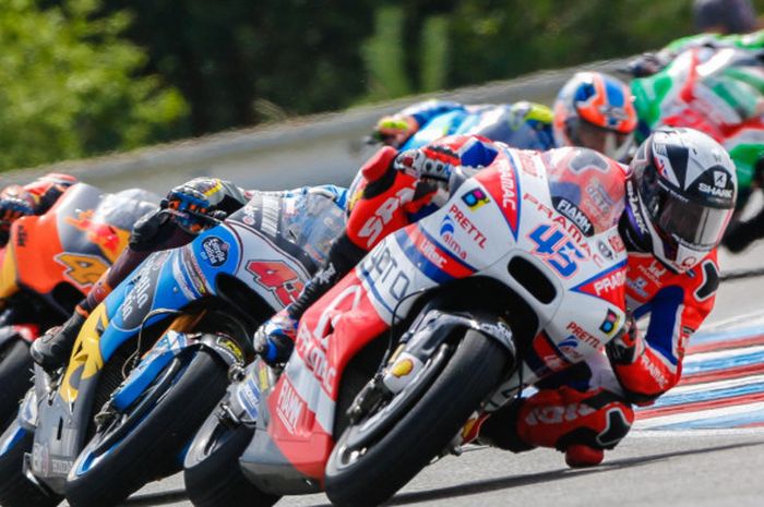 Pebalap Octo Pramac Racing asal Inggris, Scott Redding (depan), memacu motornya pada balapan GP Ceska di Sirkuit Brno, 