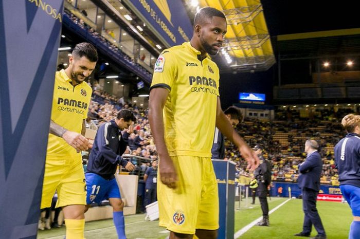 Cedric Bakambu dkk kembali memasuki lapangan Stadion El Madridgal seusai jeda babak pertama, Minggu (5/11/2017). 