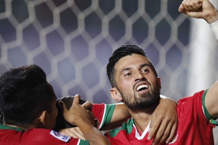 Gelandang tim nasional Indonesia, Stefano Lilipaly (kanan), merayakan gol rekan setimnya pada laga semifinal pertama Piala AFF 2016 kontra Vietnam, di Stadion Pakansari, Cibinong, Kabupaten Bogor, Sabtu (3/12/2016).