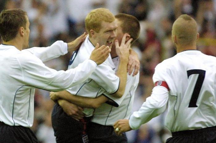 Gelandang timnas Inggris, Paul Scholes (kedua dari kiri), merayakan gol yang dia cetak ke gawang Meksiko dalam laga persahabatan di Stadion Pride Park pada 25 Mei 2001.