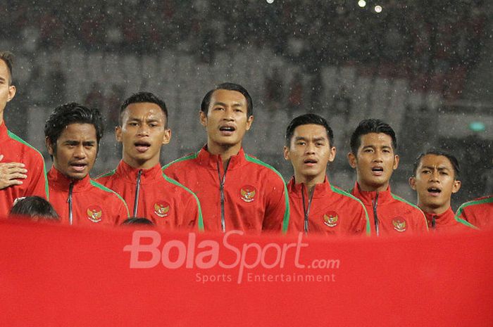        Pemain timnas Indonesia menyanyikan lagu kebangsaan Indonesia Raya sebelum menjamu timnas Islandia pada uji coba internasional di Stadion Utama GBK, Jakarta Selatan, Minggu (14/1/2018) malam.         