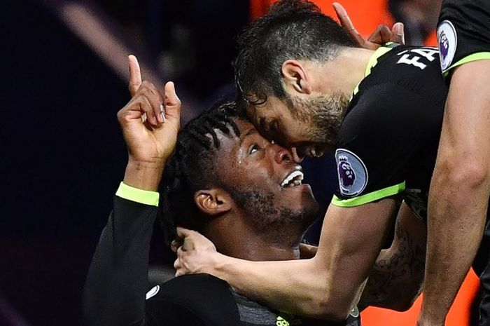 Striker Chelsea, Michy Batshuayi (kiri), merayakan gol yang dia cetak ke gawang West Bromwich Albion dalam laga Premier League di Stadion The Hawthorns, West Bromwich, Inggris, pada 12 Mei 2017.