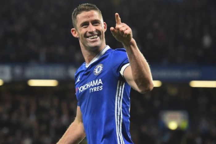 Ekspresi bek Chelsea, Gary Cahill, setelah mencetak gol ke gawang Southampton dalam lanjuta Premier League di Stamford Bridge, Selasa (25/4/2017).    