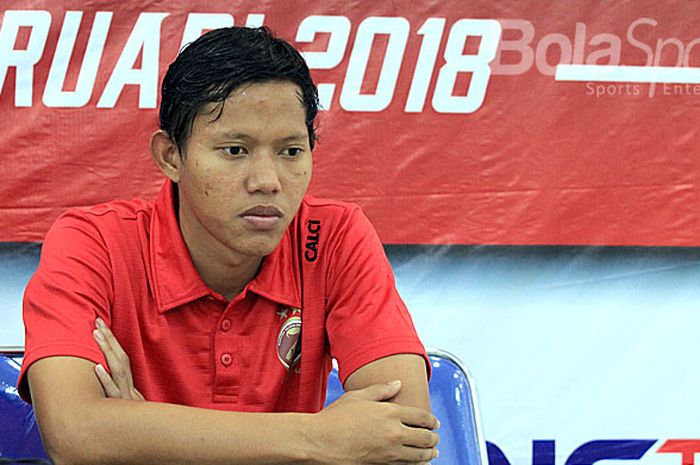 Gelandang Sriwijaya FC, Adam Alis, menjawab pertanyaan wartawan usai melawan Madura United pada babak penyisihan Piala Gubernur Kaltim 2018 Grup B di Stadion Batakan Balikpapan, Kalimantan Timur, Senin (26/02/108) sore.