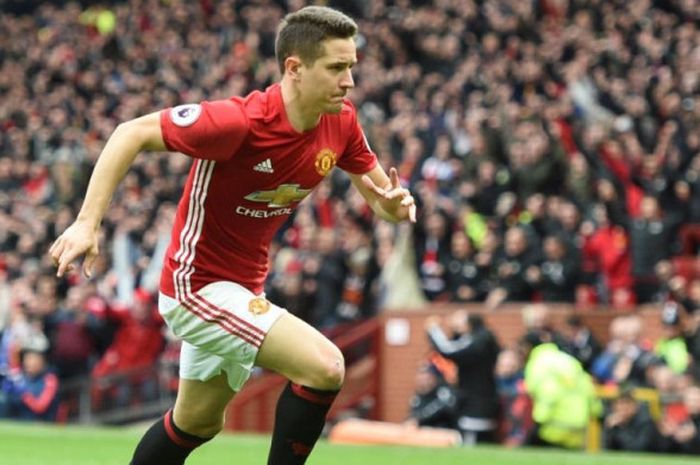 Gelandang Manchester United, Ander Herrera, merayakan golnya ke gawang Chelsea dalam partai Liga Inggris di Old Trafford, Manchester, 16 April 2017.