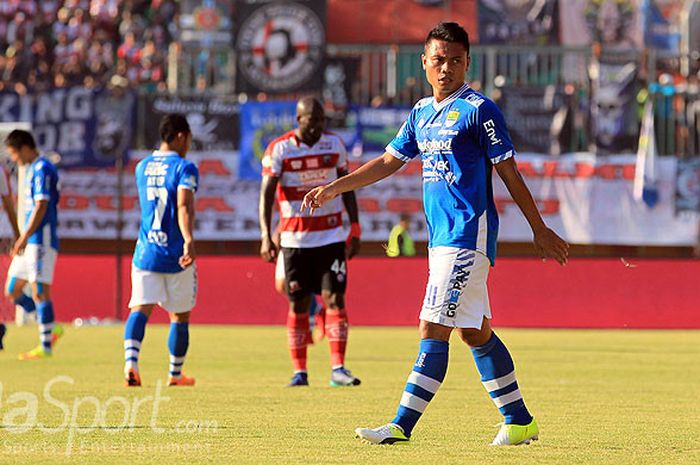 Gelandang Persib Bandung, Dedi Kusnandar, saat tampil melawan Madura United pada pekan ketujuh Liga 1 2018 di Stadion Gelora Ratu Pamellingan Pamekasan, Jawa Timur, Jumat (04/05/2018) sore.