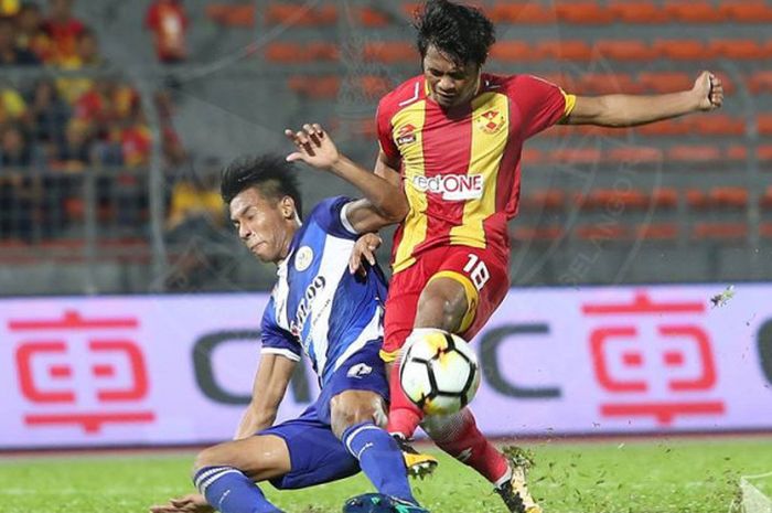  Penyerang Selangor FA, Ilham Udin Armayn (kanan) duel dengan pemain Kuala Lumpur FA pada leg kedua perempat final Piala FA Malaysia 2018 di Stadion Cheras, 21 April 2015. 