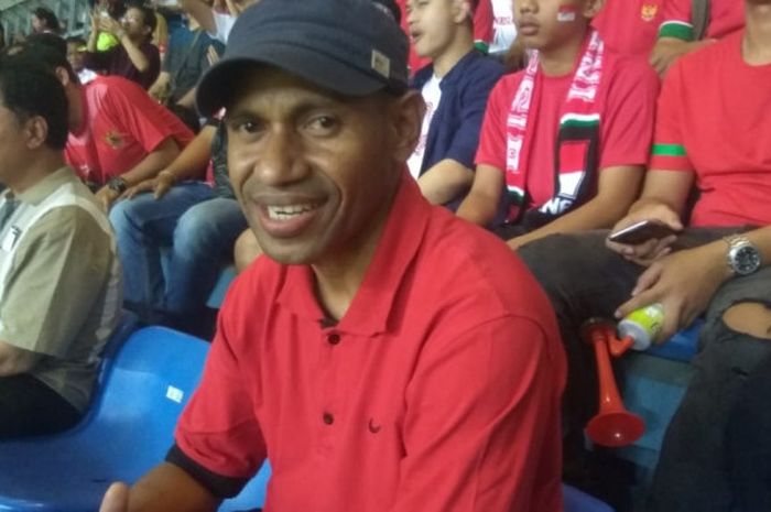 Legenda timnas Indonesia, Elie Aiboy hadir mendukung timnas U-23 Indonesia melawan Hong Kong di Stadion Patriot Chandrabhaga, Kota Bekasi, Senin (20/8/2018).