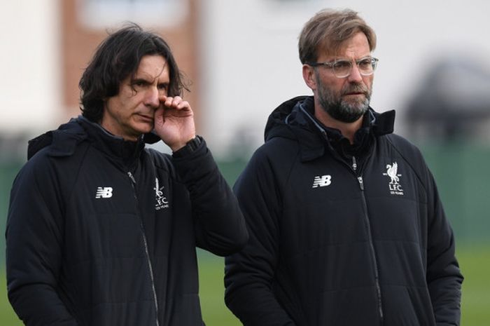 Pelatih Liverpool FC, Juergen Klopp (kanan), bersama asistennya, Zeljko Buvac, menghadiri sesi latihan tim di Melwood Training Ground, Liverpool, Inggris pada 3 April 2018.