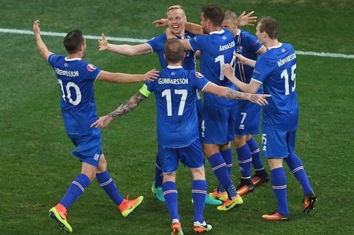 Para pemain Islandia merayakan gol Kolbeinn Sigthorsson pada laga kontra Inggris dalam pertandingan babak 16 besar Piala Eropa 2016 di  Stade de Nice, Prancis, Senin (27/6/2016) 