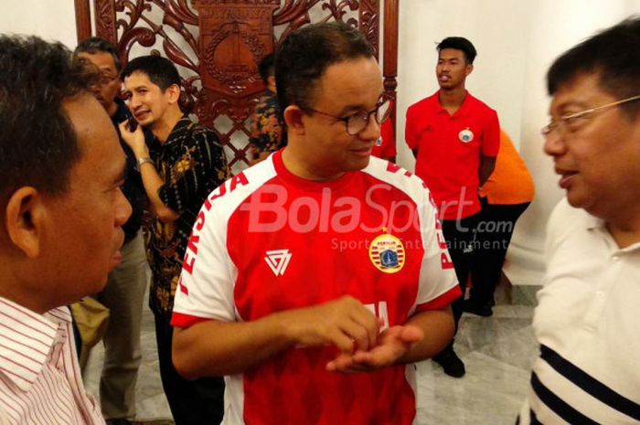 Gubernur DKI Jakarta Anies Baswedan sedang berbincang CEO Persija Jakarta Gede Widiade di Balai Kota DKI Jakarta, Minggu (18/2/2018).