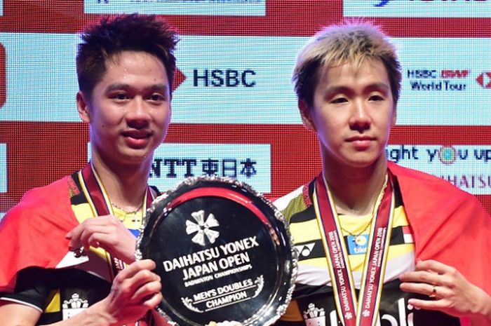   Pasangan ganda putra Indonesia, Marcus Fernaldi Gideon/Kevin Sanjaya Sukamuljo, berpose dengan trofi yang didapat sebagai juara Japan Open 2018 setelah menang atas Li Junhui/Liu Yuchen (China) pada babak final yang berlangsung di Musashino Forest Sport Plaza, Tokyo, Jepang, Minggu (16/9/2018).  