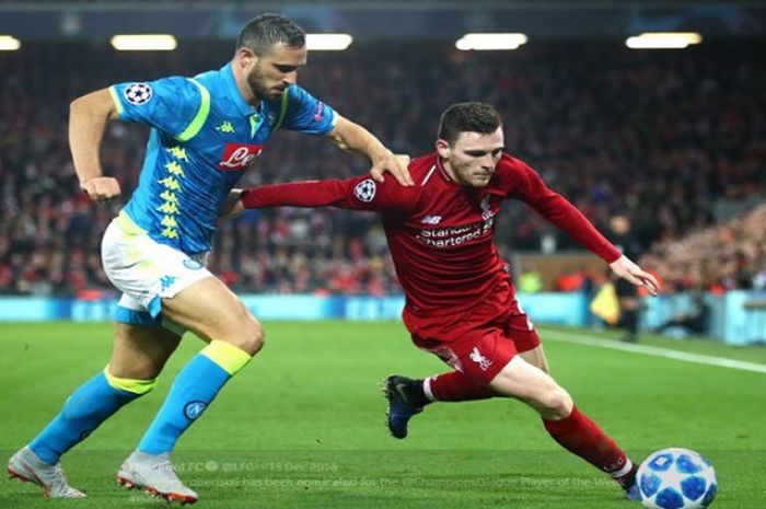 Bek sayap Liverpool, Andy Robertson (kanan), berduel dengan defender Napoli, NIkola Maksimovic, dalam laga Liga Champions di Stadion Anfield, 12 Desember 2018