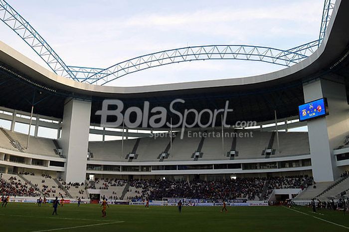      Suasana Stadion Batakan, Kalimantan Timur, saat digelarnya laga babak penyisihan Grup B Piala Gubernur Kaltim 2018 antara Persiba Balikpapan melawan Sriwijaya, Sabtu (24/02/2018) sore.     