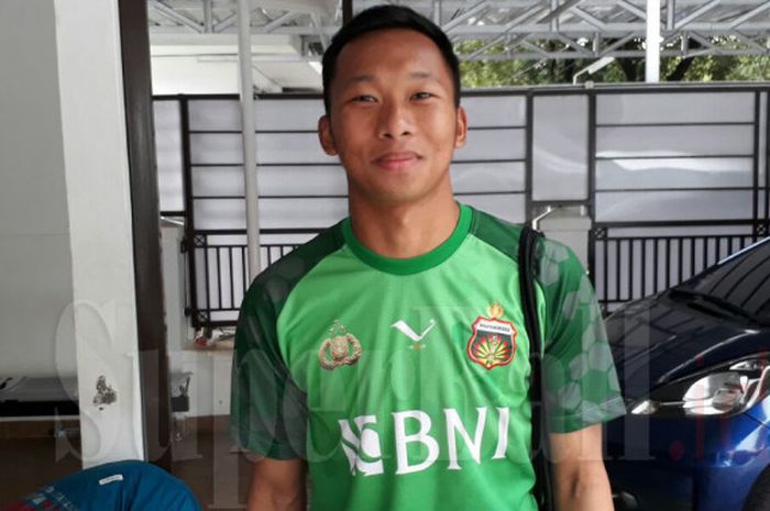 Kiper Bhayangkara FC, Awan Setho, selepas diwawancari BolaSport.com di mes Bhayangkara FC di Jakarta Selatan, Rabu (27/9/2017)