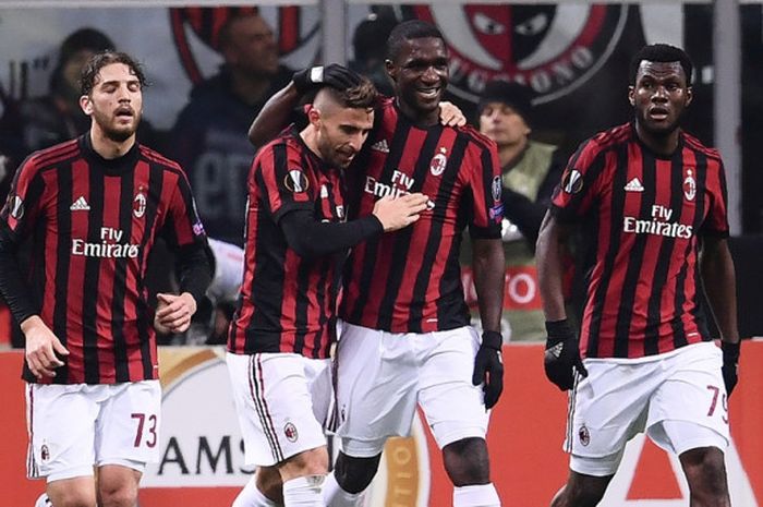 Penyerang AC Milan, Fabio Borini (kedua dari kiri), merayakan gol yang dia cetak ke gawang Ludogorets dalam laga leg kedua babak 32 besar Liga Europa di Stadion San Siro, Milan, Italia, pada 22 Februari 2018.