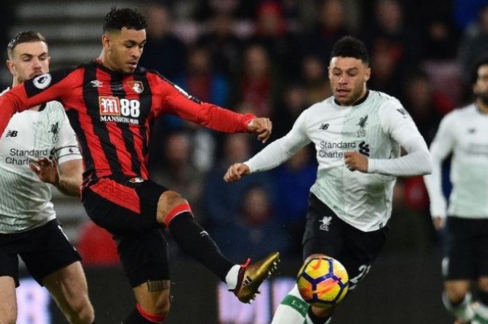 Penyerang Bournemouth, Joshua King, berebut bola dengan gelandang Liverpool, Jordan Henderson dan Al