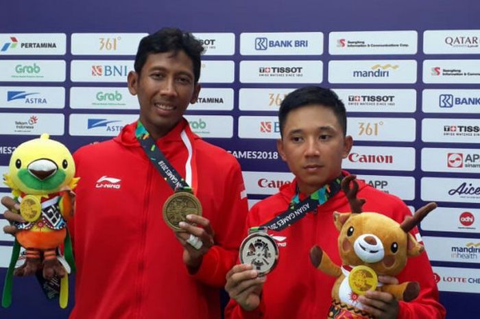 Alexander Elbert Sie (kanan) bersama Prima Simpatiaji (kiri) di mixed zone usai prosesi pengalungan medali cabor soft tennis Asian Games 2018, Rabu (29/8/2018).