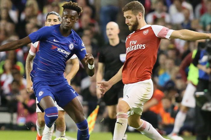 Aksi penyerang Chelsea, Callum Hudson-Odoi (kiri), saat berduel dengan bek Arsenal, Shkodran Mustafi, dalam pertandingan International Champions Cup 2018 di Stadion Aviva, Dublin, Republik Irlandia, pada 1 Agustus 2018.