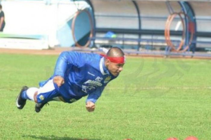 Tantan saat beraksi di sesi latihan Persib Bandung.