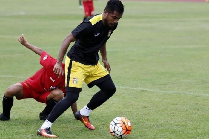 Penyerang Mitra Kukar, Zulham Zamrun melewati pemain PS UNY pada uji coba di lapangan UNY, Yogyakarta, Jumat (10/2/2017) sore. 