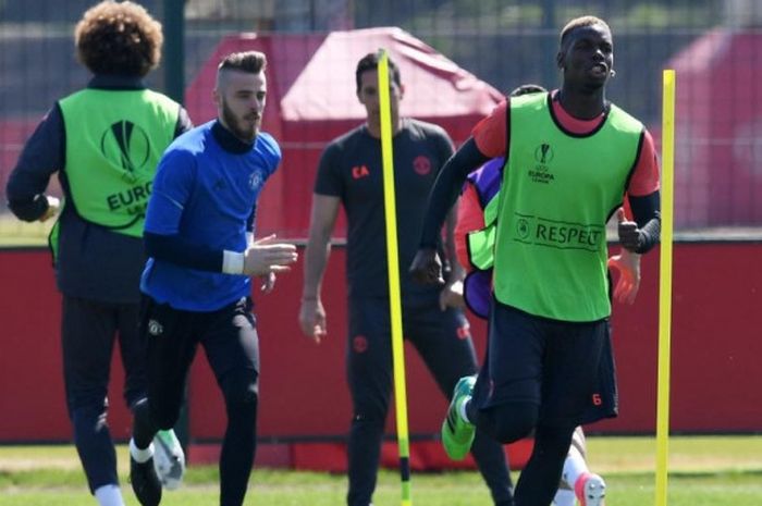 Para pemain Manchester United melakukan latihan di kompleks latihan mereka di Carrington, Manchester, 10 Mei 2017, menjelang duel Liga Europa kontra Celta Vigo.