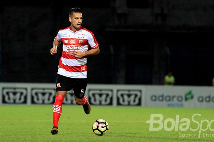 Gelandang Madura United, Raphael Maitimo, saat tampil melawan kedah FA pada hari ketiga Suramadu Super Cup 2018 di Stadion Gelora Bangkalan, Jawa Timur, Selasa (09/01/2018) malam.