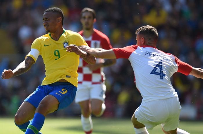 Penyerang Brasil, Gabriel Jesus (kiri), berduel dengan pemain Kroasia, Ivan Perisic, dalam laga persahabatan di Stadion Anfield, Liverpool, Inggris pada 3 Juni 2018.