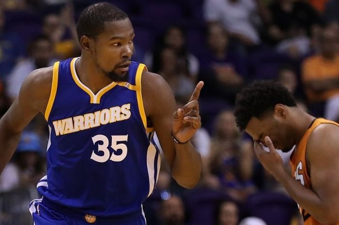 Pebasket Golden State Warriors, Kevin Durant (jersey biru, #35), bereaksi setelah mencetak angka pada laga melawan Phoenix Suns di Talking Stick Resort Arena, Phoenix, Arizona, Amerika Serikat, Minggu (30/10/2016).. Warriors menang atas Suns 106 -100.