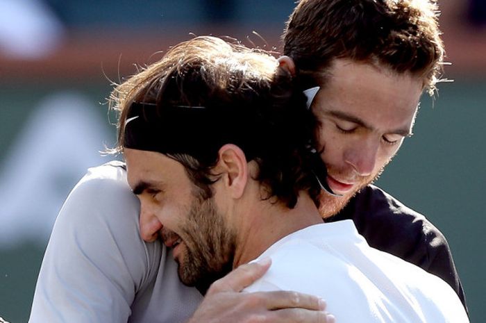 Juan Martin Del Potro (kanan) memeluk Roger Federer (kiri) usai final Indian Wells, Senin (19/03/18).