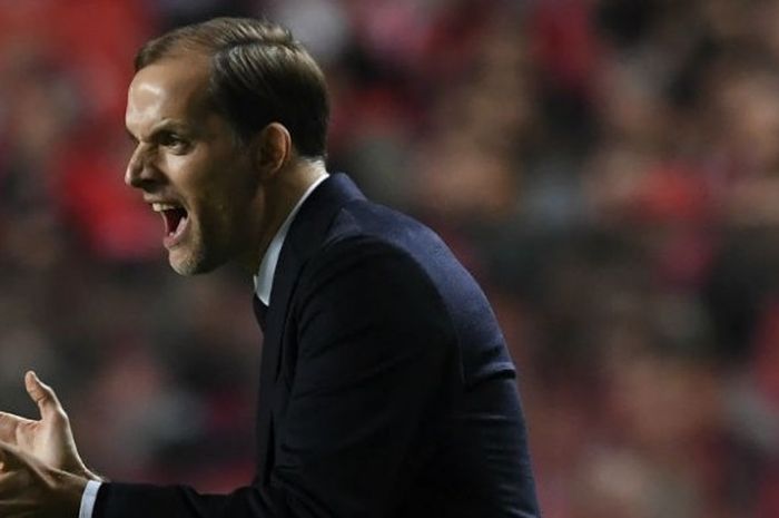 Ekspresi pelatih Borussia Dortmund, Thomas Tuchel, saat memantau timnya bertanding kontra Benfica dalam laga leg pertama babak 16 besar Liga Champions di Stadion da Luz, Lisbon, Portugal, Selasa (14/2/2017).