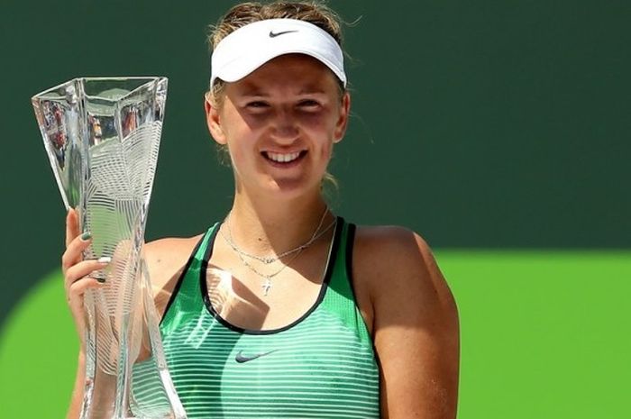 Petenis Belarus, Victoria Azarenka, berfoto dengan trofi Miami Terbuka 2016, setelah mengalahkan Svetlan Kuznetsova (Rusia) 6-3, 6-2, pada laga final yang berlangsung di Crandon Park Tennis Center, Key Biscayne, Sabtu (2/4/2016) siang waktu setempat atau Minggu dini hari WIB.