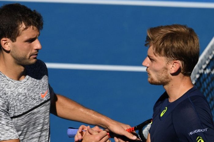 Petenis Bulgaria, Grigor Dimitrov (kiri), berjabat tangan dengan David Goffin (Belgia) pada laga perempat final Australia Open 2017 di Melbourne, Australia, 25 Januari 2017.