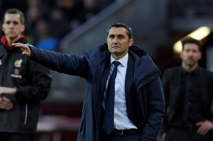   Ekspresi pelatih FC Barcelona, Ernesto Valverde, dalam laga Liga Spanyol kontra Atletico Madrid di Stadion Camp Nou, Barcelona, pada 4 Maret 2018.  