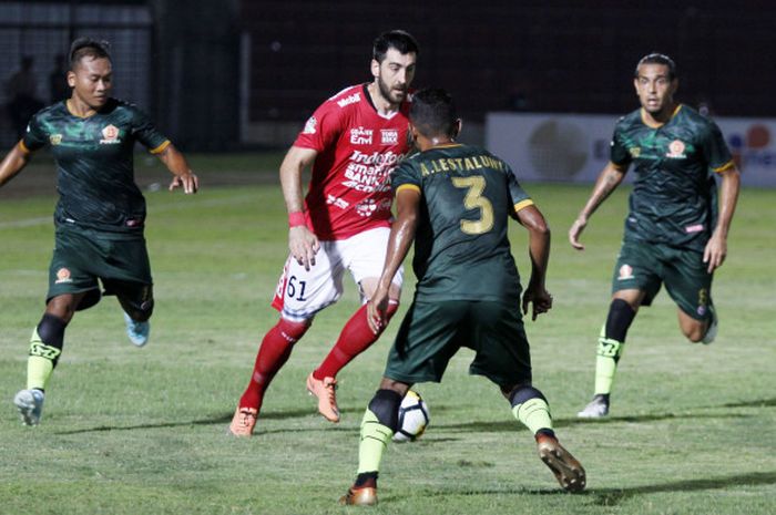 Pemain Bali United Milor Krkotic dikepung tiga pemain PS Tira, Wawan Febriyanto (kiri), Abduh Lestaluhu, dan Gustavo Lopez, pada laga pekan keenam Liga 1 2018 di Stadion Sultan Agung, Kabupaten Bantul, Senin (30/4/2018). 