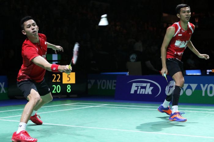 Pasangan ganda putra Indonesia, Fajar Alfian/Muhammad Rian Ardianto, mengembalikan shuttlecock dari lawan mereka, Mohammad Ahsan/Hendra Setiawan, pada laga babak semifinal turnamen Jerman Terbuka 2018 yang berlangsung di Innogy Sportshalle, Mulheim an der Ruhr, Jerman, Sabtu (10/3/2018).