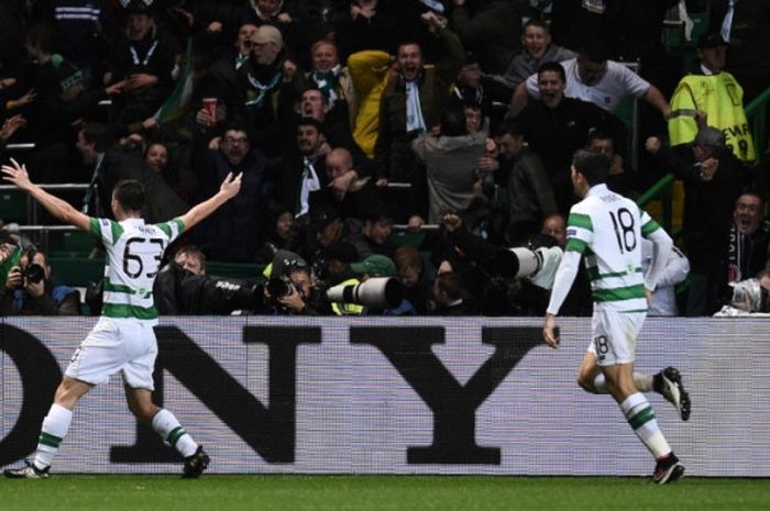 Bek Celtic FC, Kieran Tierney (kiri), saat merayakan gol ke gawang Manchester City dalam partai Liga Champions di Celtic Park, Glasgow, 28 September 2016.