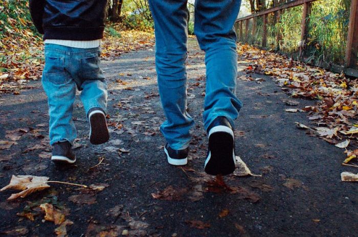 Jalan kaki termasuk olahraga ringan yang juga bisa menyehatkan tubuh.