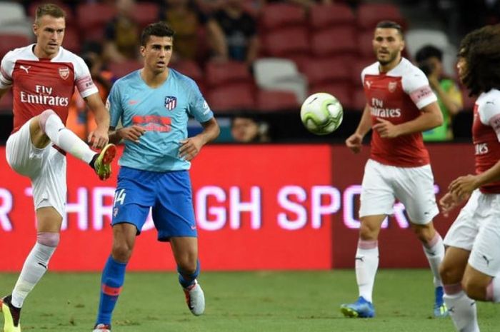 Gelandang Arsenal, Aaron Ramsey (kiri), beraksi menendang bola dalam partai International Champions Cup 2018 lawan Atletico Madrid di Stadion Nasional Singapura, 26 Juli 2018.