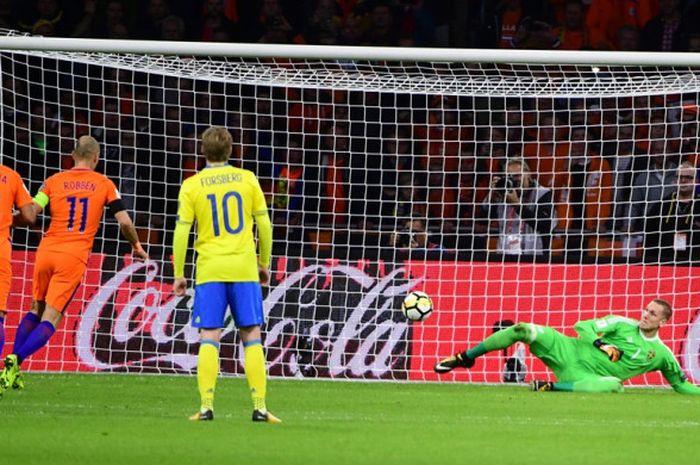 Pemain sayap timnas Belanda, Arjen Robben (11), mencetak gol penalti ke gawang Swedia pada babak pertama partai Kualifikasi Piala Dunia 2018 zona Eropa di Amsterdam Arena, Rabu (11/10/2017).