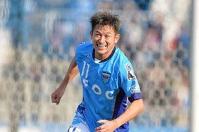 Senyum ceria striker berusia 50 tahun, Kazuyoshi Miura selepas mencetak gol ke gawang ThespaKusatsu 