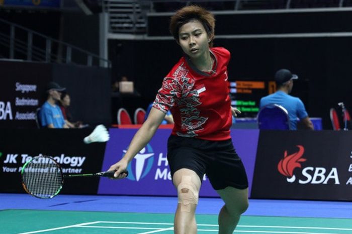 Pebulu tangkis tunggal putri Indonesia, Yulia Yosephin Susanto, mengembalikan kok ke arah Rituparna Das (India) pada babak kedua Singapura Terbuka di Singapore Indoor Stadium, Kamis (19/7/2018).