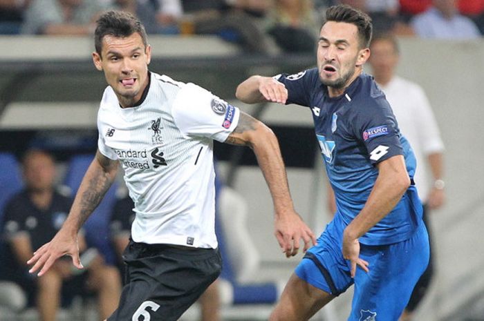 Aksi bek Liverpool FC, Dejan Lovren (kiri), saat berduel dengan pemain Hoffenheim, Lukas Rupp, dalam laga leg 1 babak play-off Liga Champions 2017-2018 di Stadion Rhein Neckar Arena, Hoffenheim, Jerman, pada Selasa (15/8/2017).