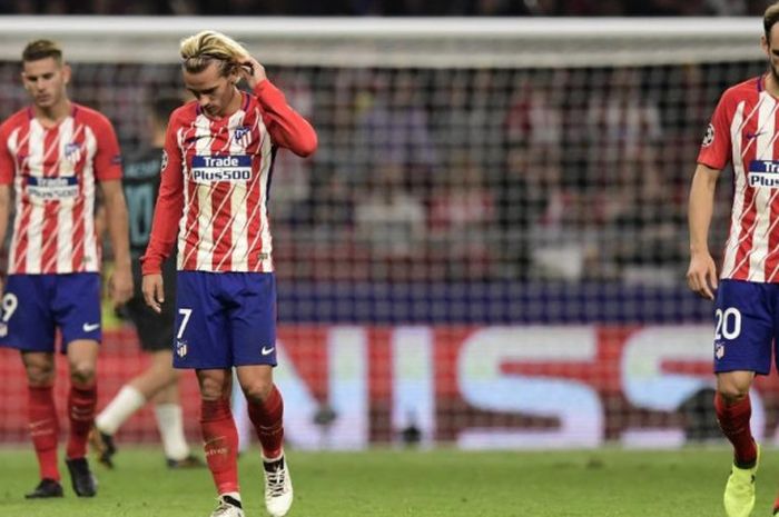 Para pemain Atletico Madrid tertunduk lesu setelah dikalahkan Chelsea dalam partai Liga Champions di Stadion Wanda Metropolitano, Madrid, 27 September 2017.