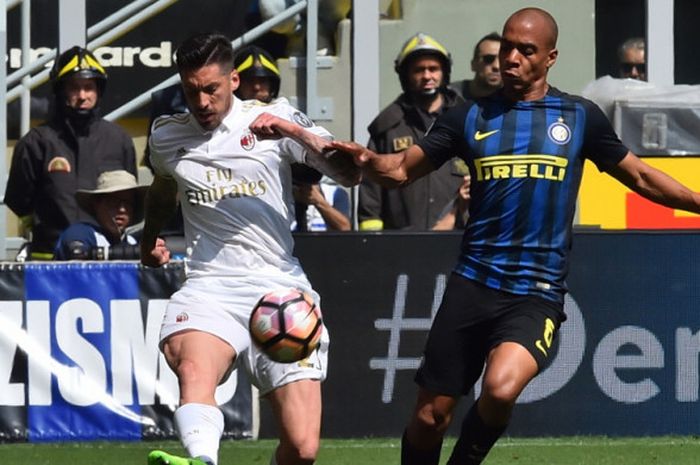 Gelandang Inter Milan, Joao Mario (kanan), berduel dengan pemain AC Milan, Jose Sosa, dalam pertandingan Liga Italia 2016-2017 di Stadion Giuseppe Meazza, Milan, Italia, pada 15 April 2017.